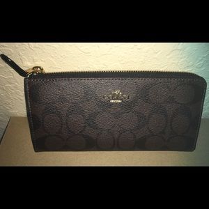 NWT Coach Zippered Wallet